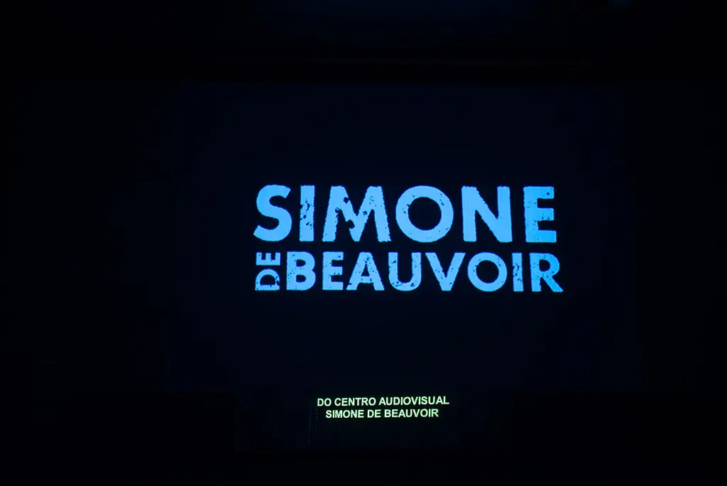 Projeção da vinheta do Centro Audiovisual Simone de Beauvoir na sala de cinema