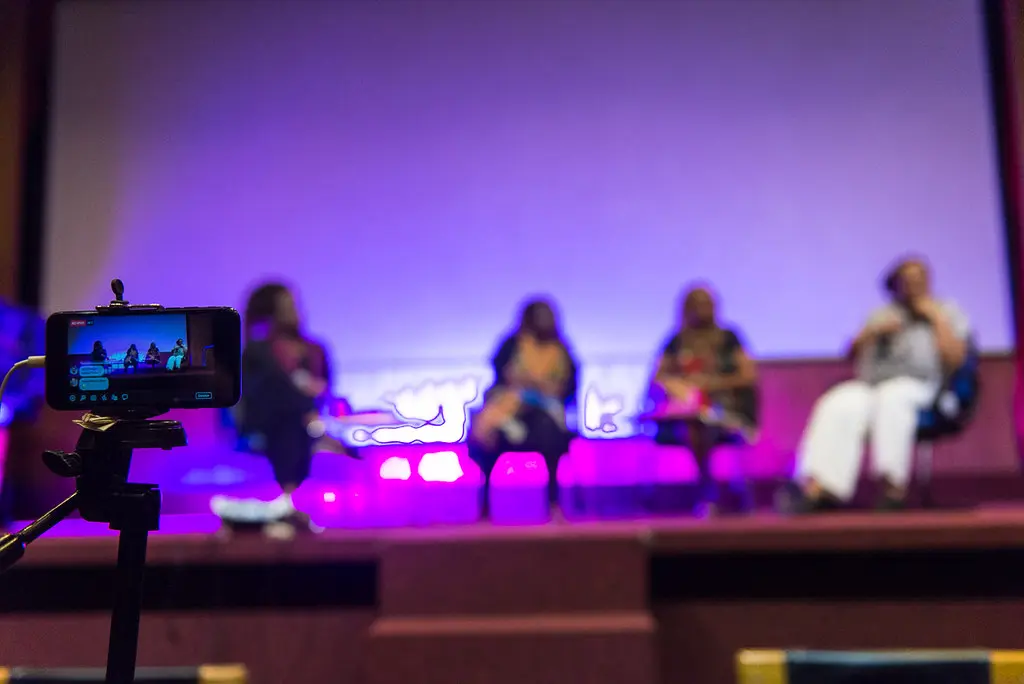 Celular em tripé transmite ao vivo o debate com convidadas no palco do festival