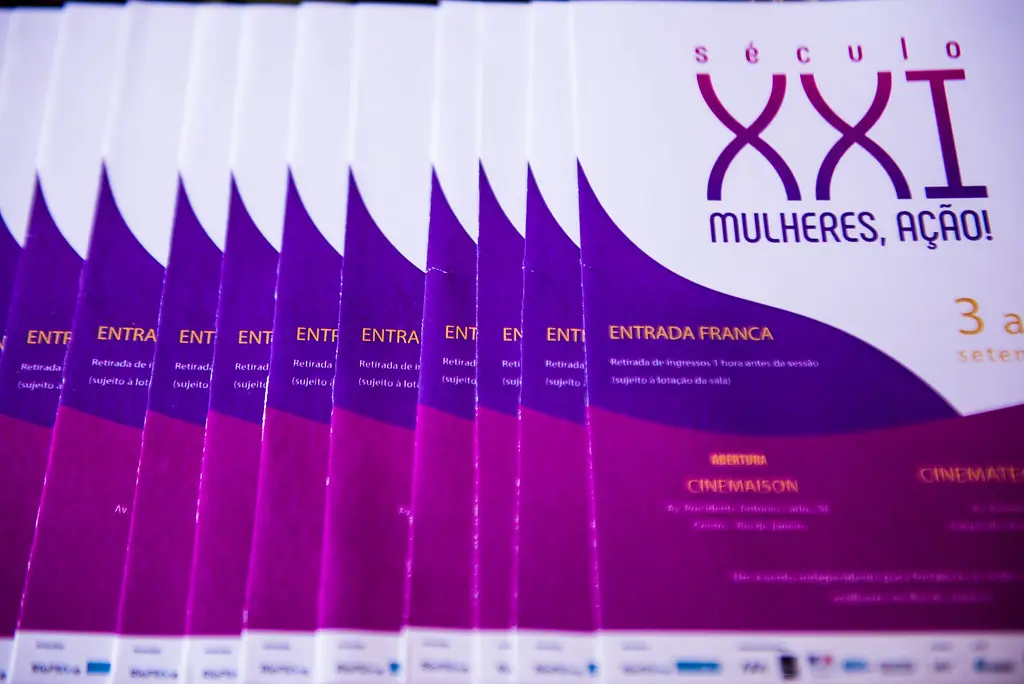 Folhetos de programação do festival enfileirados com entrada franca