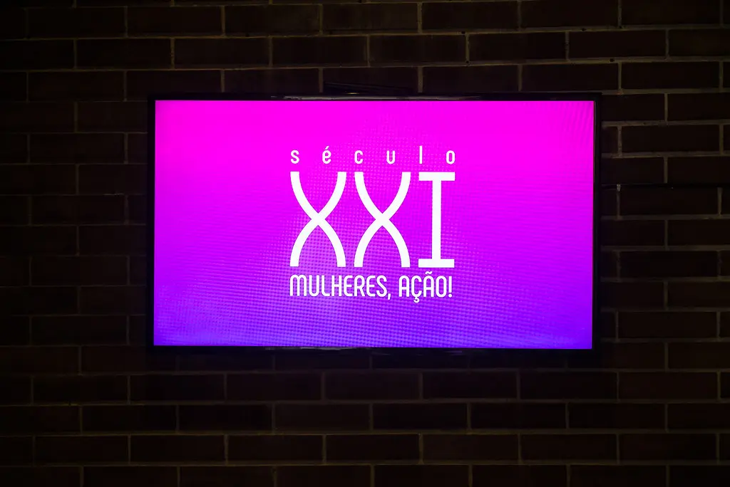 Telão exibe a marca do Festival Século XXI — Mulheres, Ação!