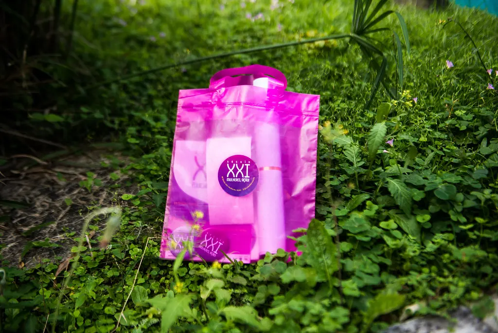 Kit do festival em sacola rosa translúcida sobre o jardim