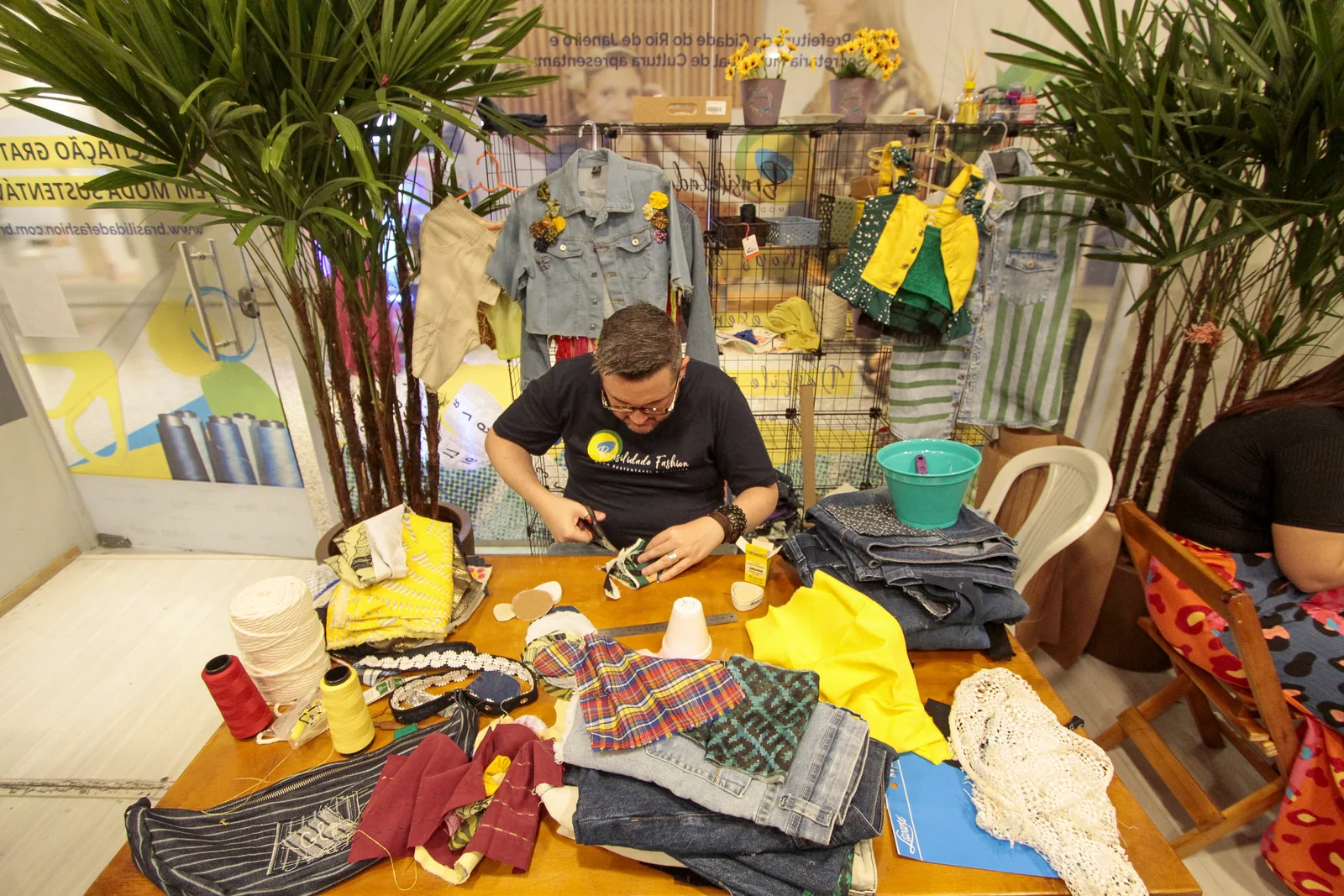 Instrutor do Brasilidade Fashion prepara tecidos de reaproveitamento na oficina de moda sustentável