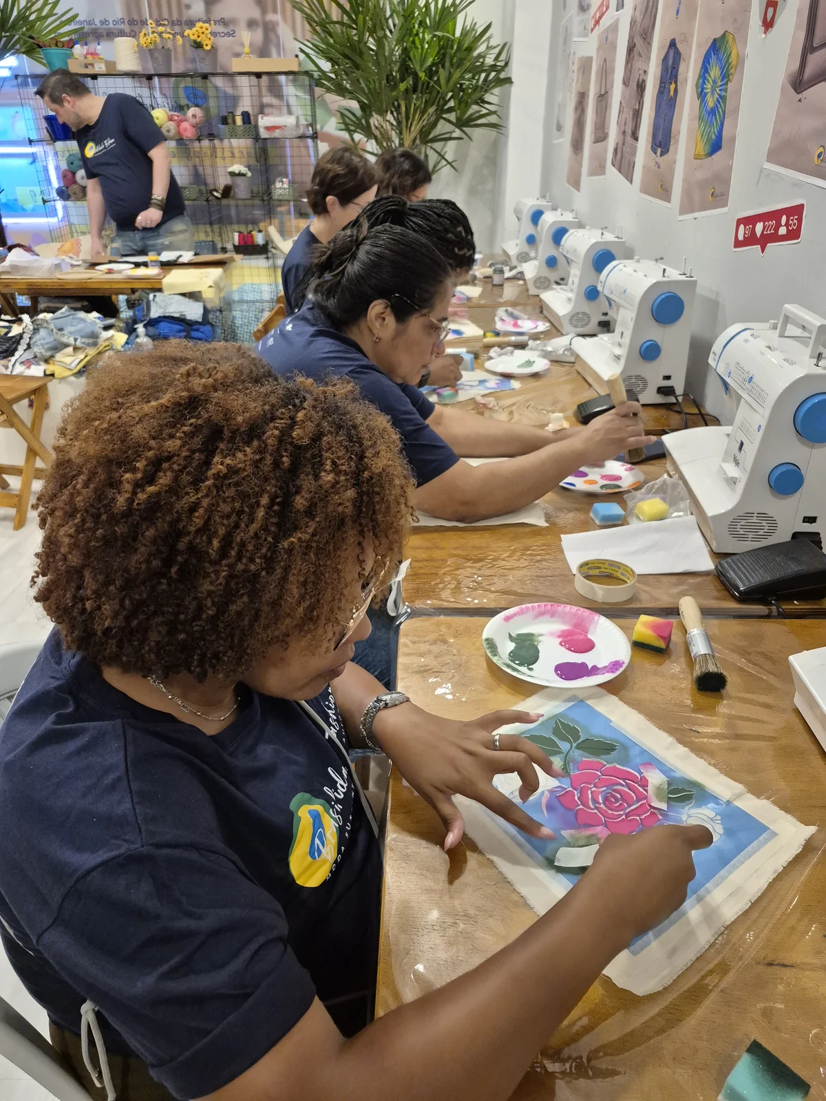 Participantes pintam estampas em tecido na oficina de estamparia do Brasilidade Fashion