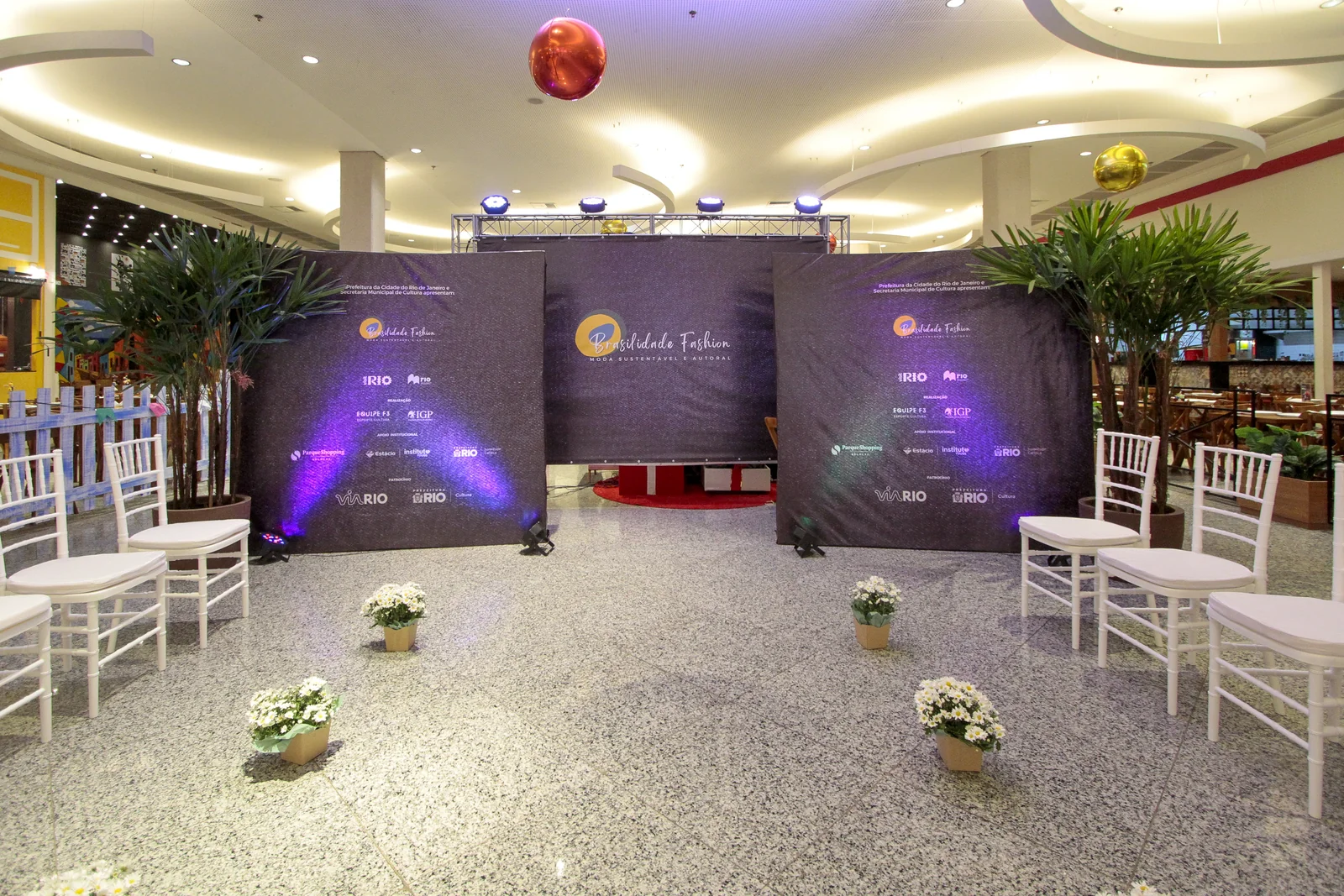 Passarela do desfile Brasilidade Fashion montada no shopping — foto: Ariel Subira