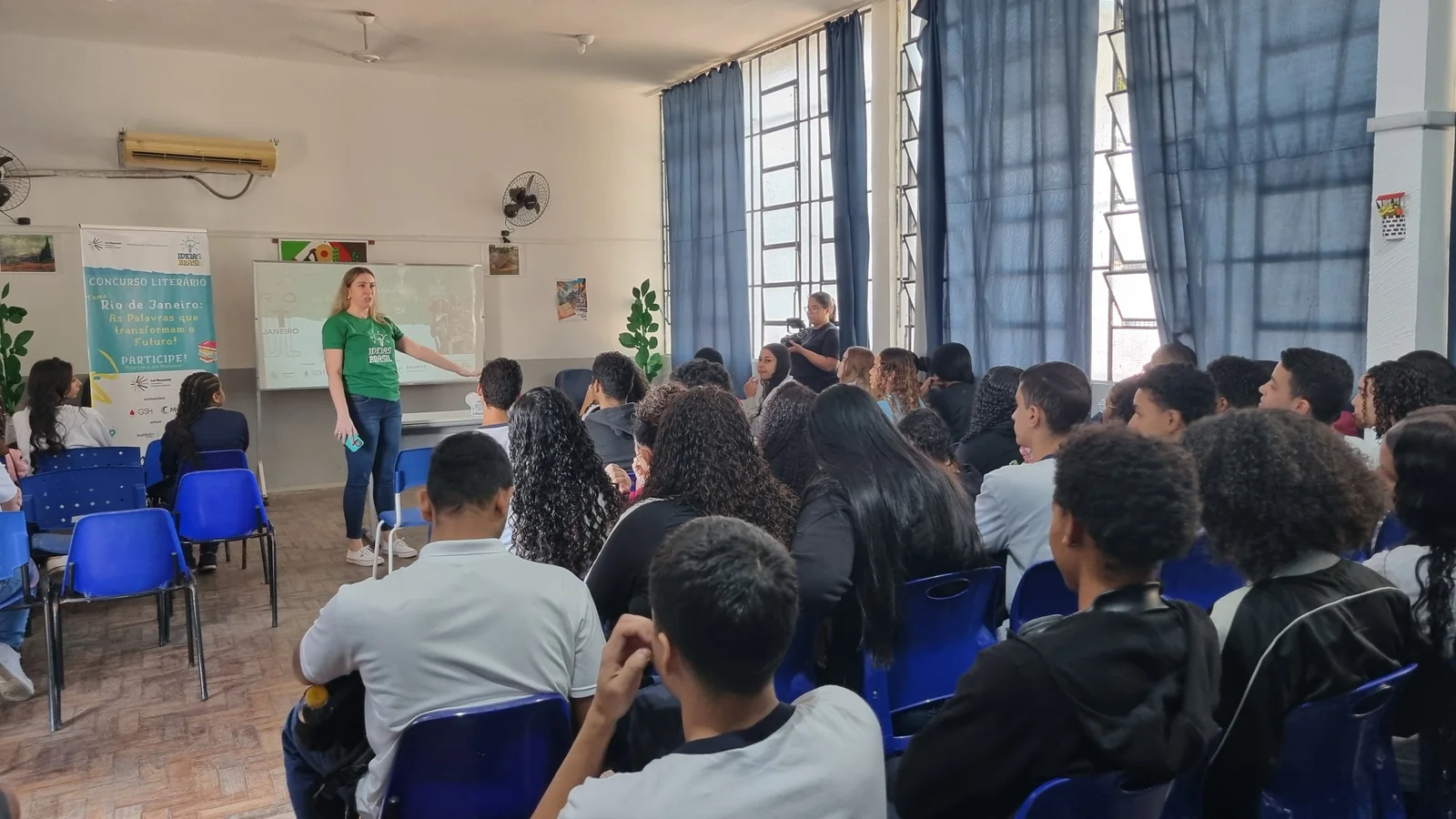 Apresentação do concurso literário do projeto Ideias Brasil para estudantes em sala de aula