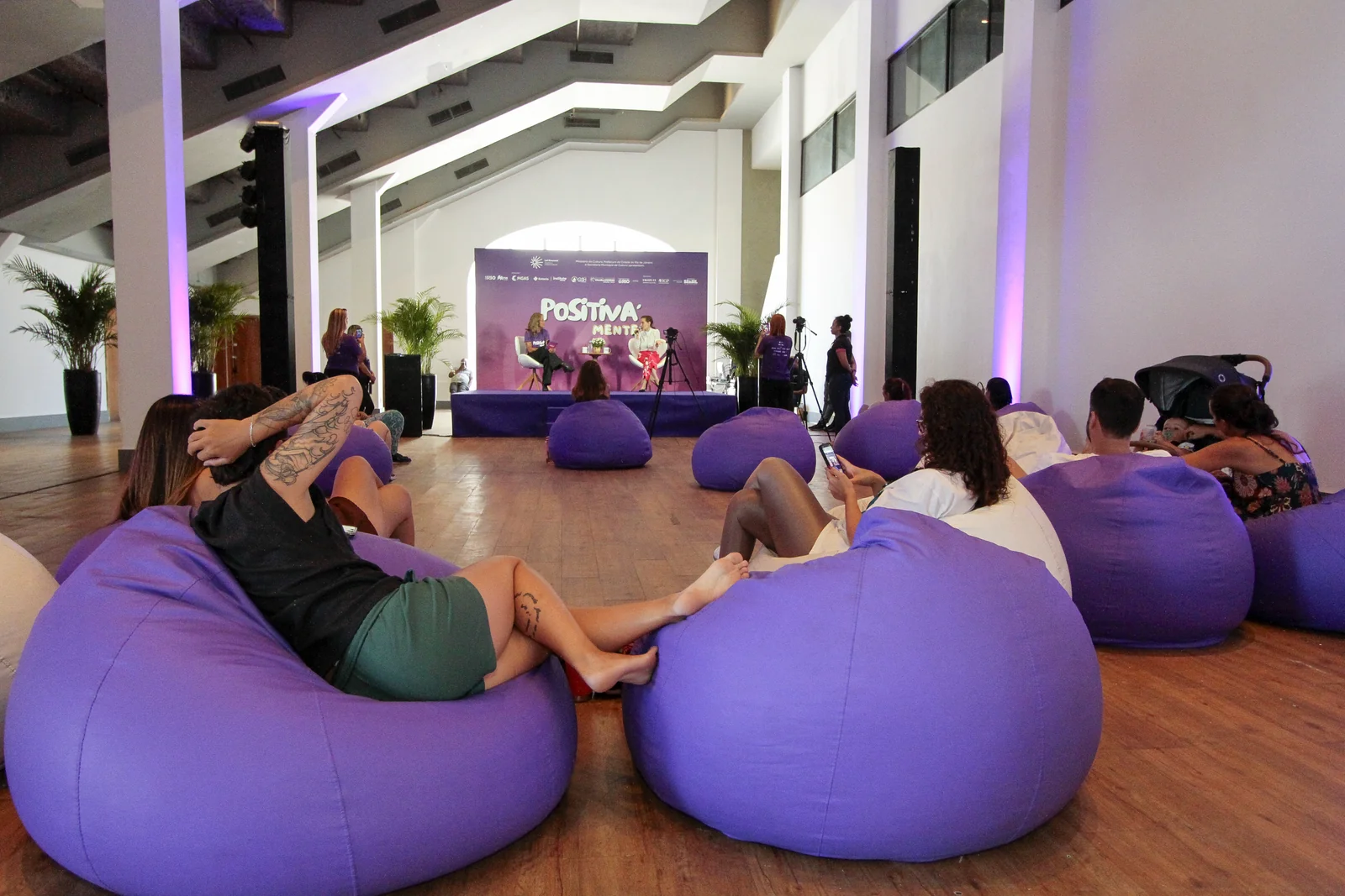 Público acompanha o bate-papo do Positiva'Mente acomodado em puffs — foto: Ariel Subira